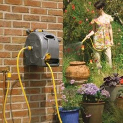 Auto Reel & Multi Spray Gun 25m 10 Auto Reel & Multi Spray Gun 25m -HANS Garden Shop 10200493 2415 lifestyle RT yellow hose